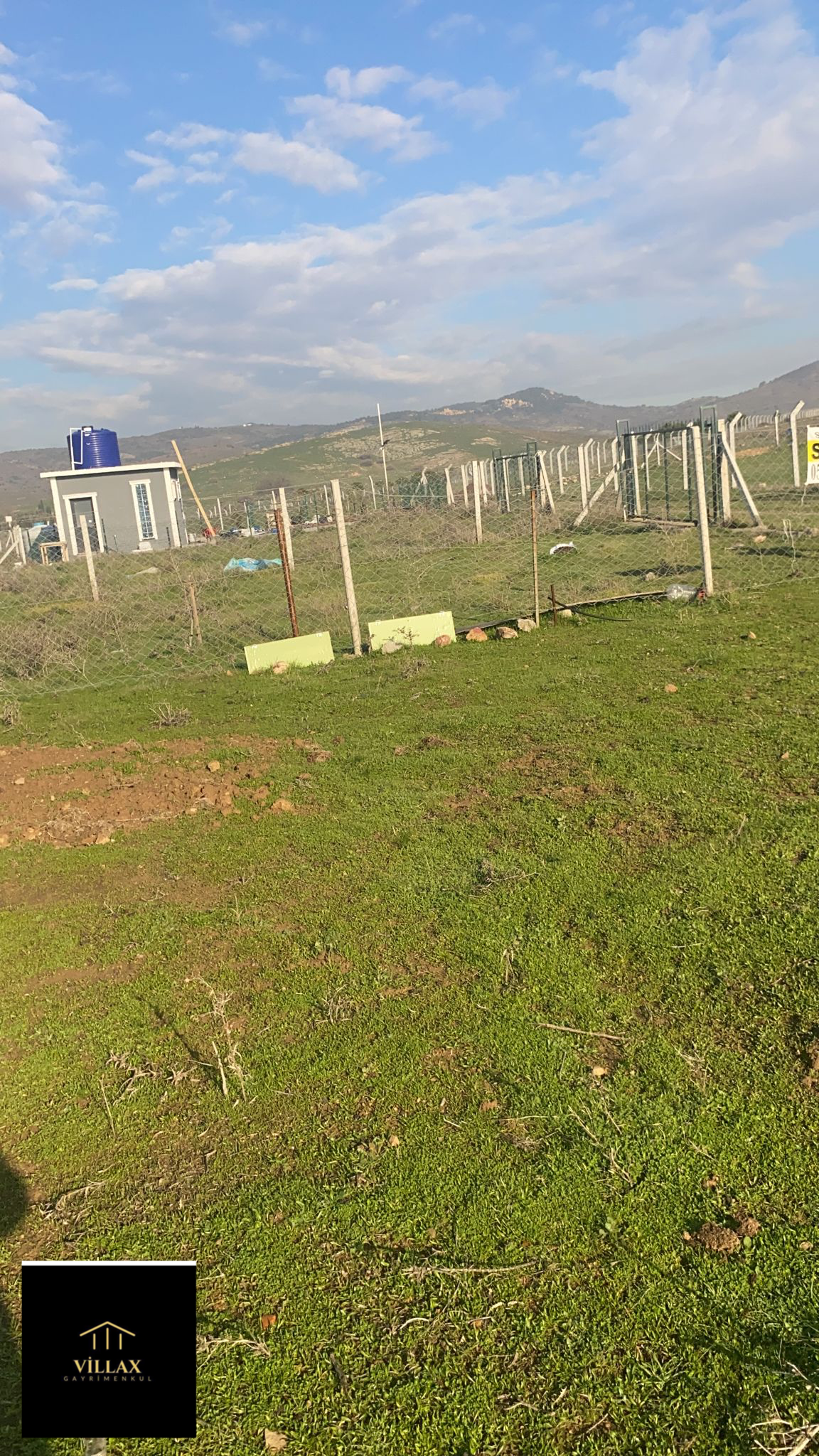 Foça satılık 331 m2 ayrı tapu TARLA